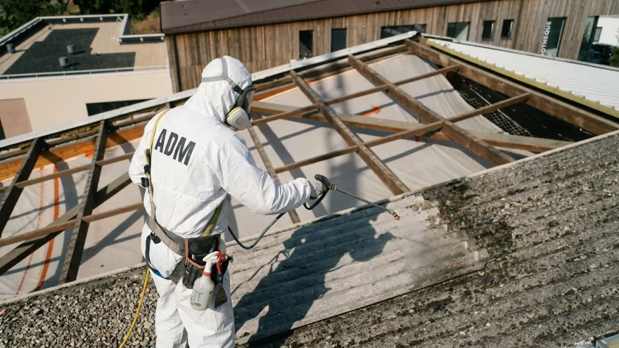 Le confinement renforcé d'un chantier de flocage — ADM PARIS, désamiantage à Paris